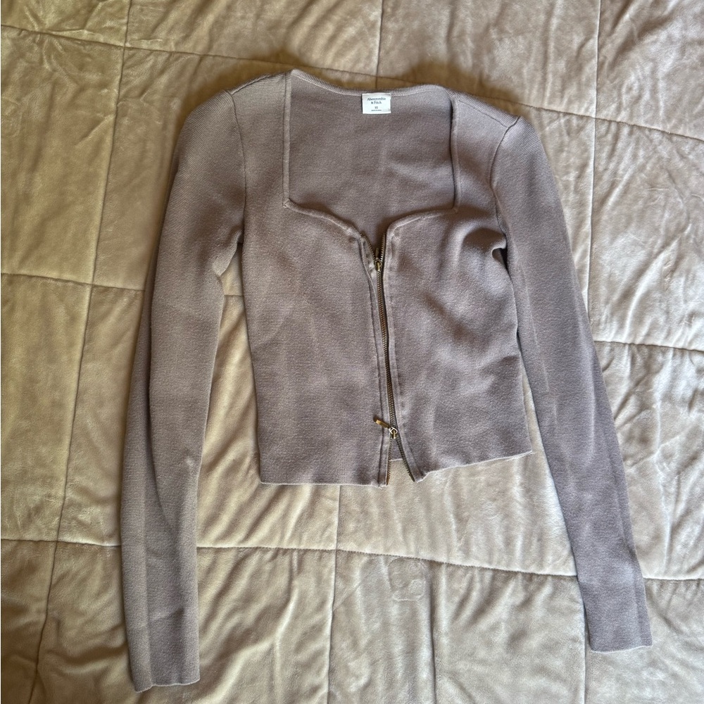 A&F taupe crop